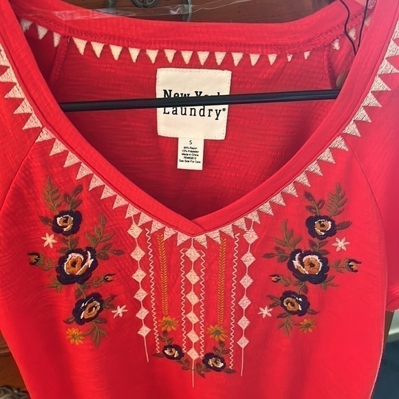 New York Laundry Women’s red V-neck top with embroidered flowers size small NWT - Picture 2 of 9